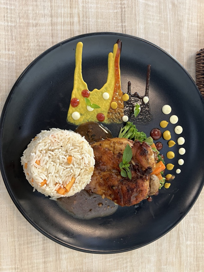 Plato de pollo con arroz y verduras